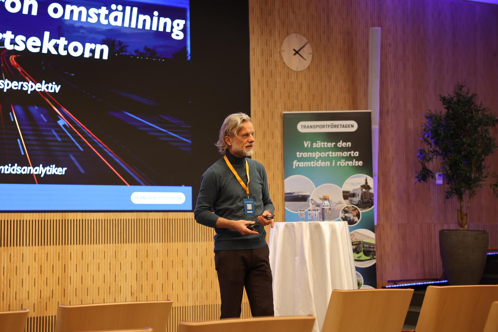 Har vi kompetens tillräckligt för att möta omställningen? Teknikjournalist Mats Lewan gav en tankeväckande exposé över pågående teknikskiften.