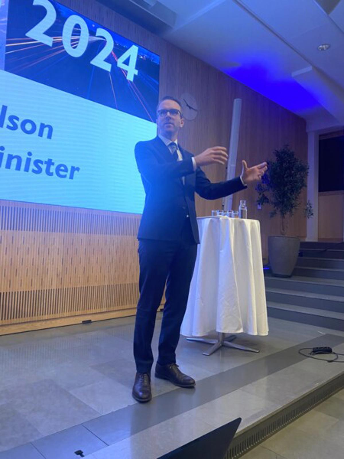 Infrastrukturminister Andreas Carlson slog fast att man måste se transportsystemet i sin helhet, varje transportslag har sin roll att spela.