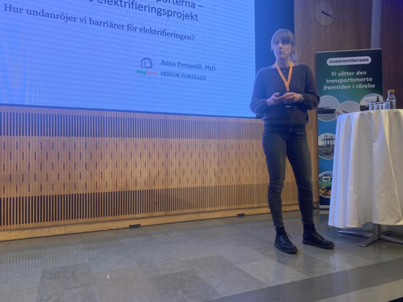 Anna Pernestål och Skogforsk vill med deras projekt Tree visa att det går att elektrifiera skogstransporter